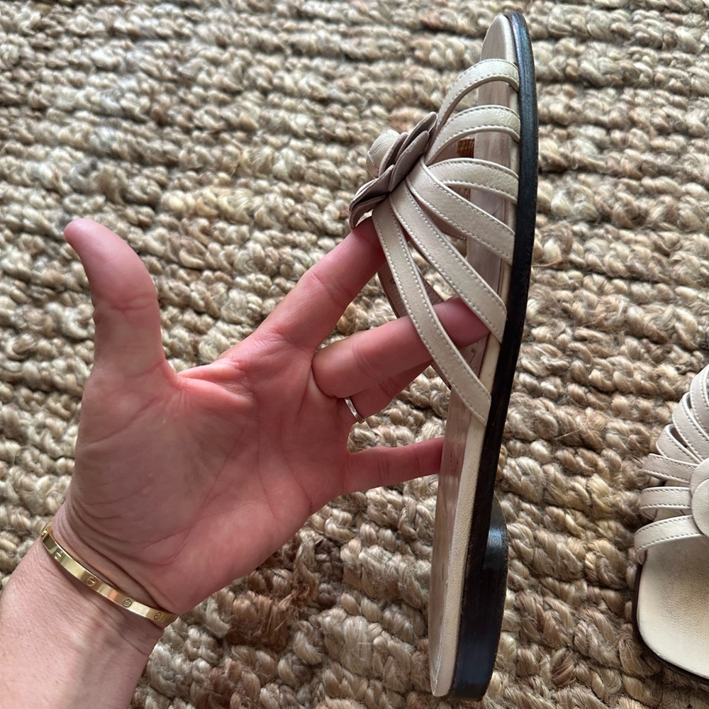 CHANEL Cream Sandals with Bow Detail - Picture 5 of 7